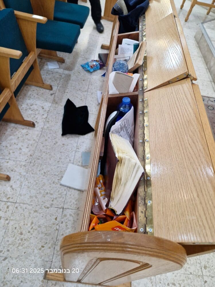 וונדליזם בבית כנסת באחוזה (צילום: משה Mellick)