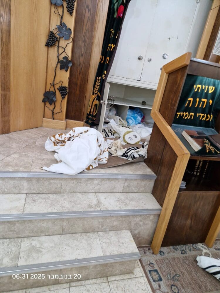 וונדליזם בבית כנסת באחוזה (צילום: משה Mellick)