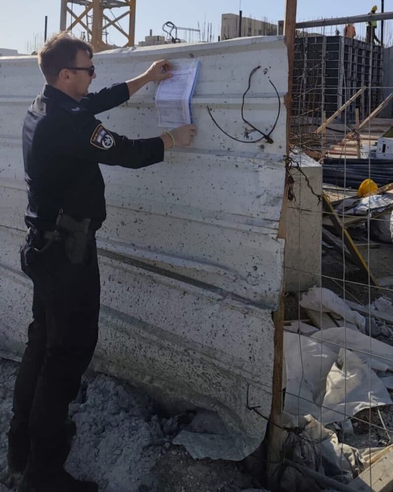 צו סגירה לאתר בנייה בקרית ים (צילום: משטרת ישראל)