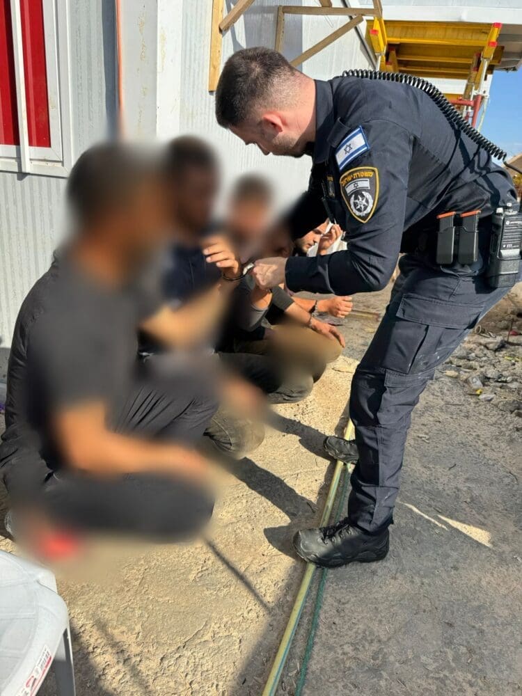 שב"חים נתפסו באתר בנייה (צילום: משטרת ישראל)