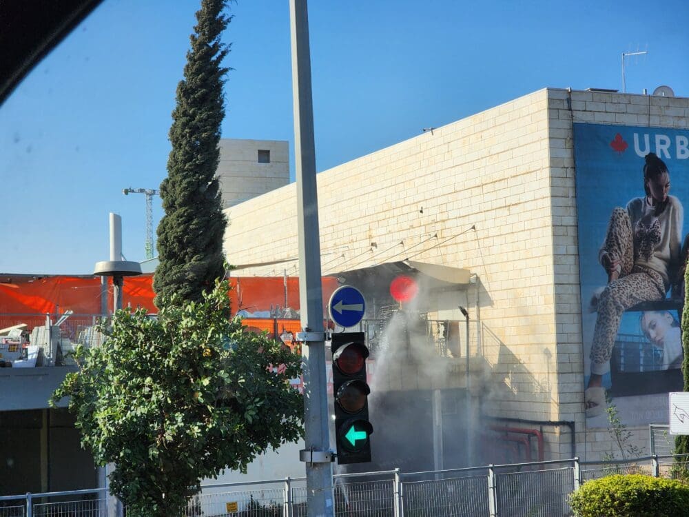 שריפה במחסן בקניון עזריאלי חיפה 21/11/25 (צילום: כבאות והצלה)
