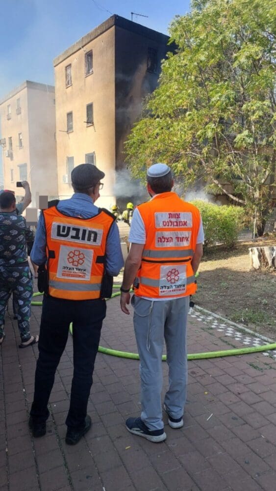 שריפה במבנה מגורים בקרית אתא (צילום: איחוד הצלה)