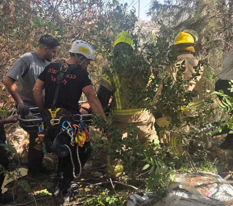 חילוץ נהג משאית מוואדי ליד צומת יגור (צילום: כבאות והצלה)
