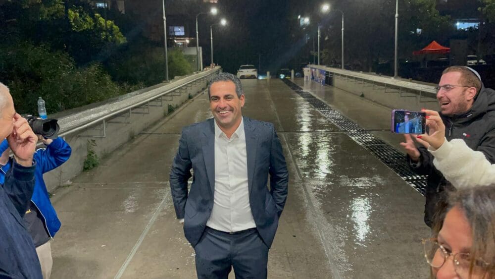 יניב בן שושן מודה לתומכיו עם סגירת הקלפיות (צילום: חי פה בשטח)