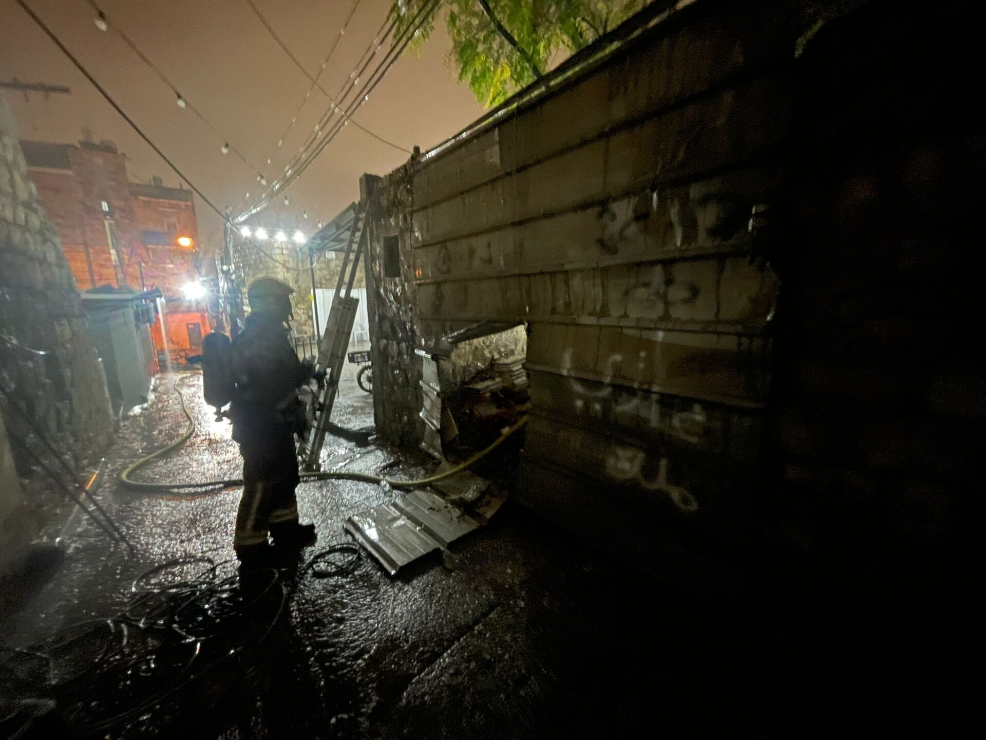 כיבוי שריפה במבנה נטוש ברחוב קיבוץ גלויות בחיפה - 25/11/25 (צילום: כבאות והצלה)
