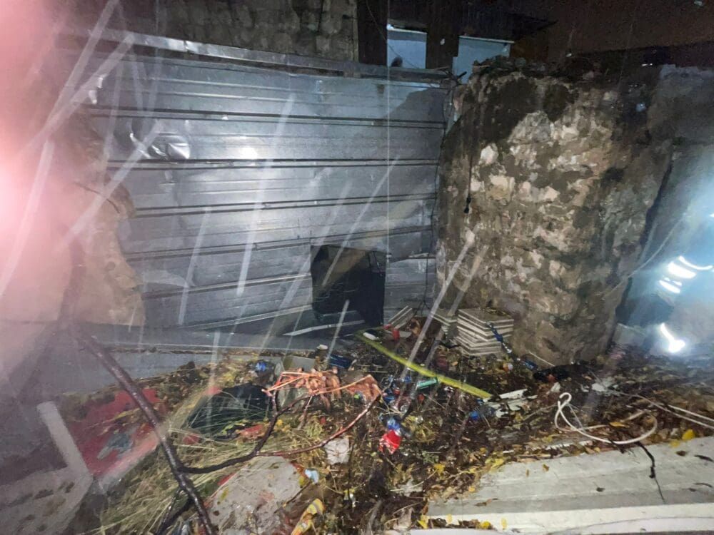 כיבוי שריפה במבנה נטוש ברחוב קיבוץ גלויות בחיפה - 25/11/25 (צילום: כבאות והצלה)