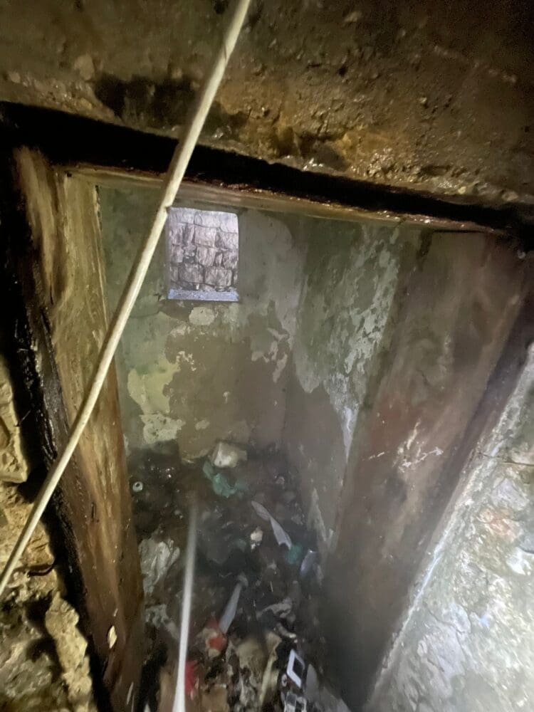 כיבוי שריפה במבנה נטוש ברחוב קיבוץ גלויות בחיפה - 25/11/25 (צילום: כבאות והצלה)
