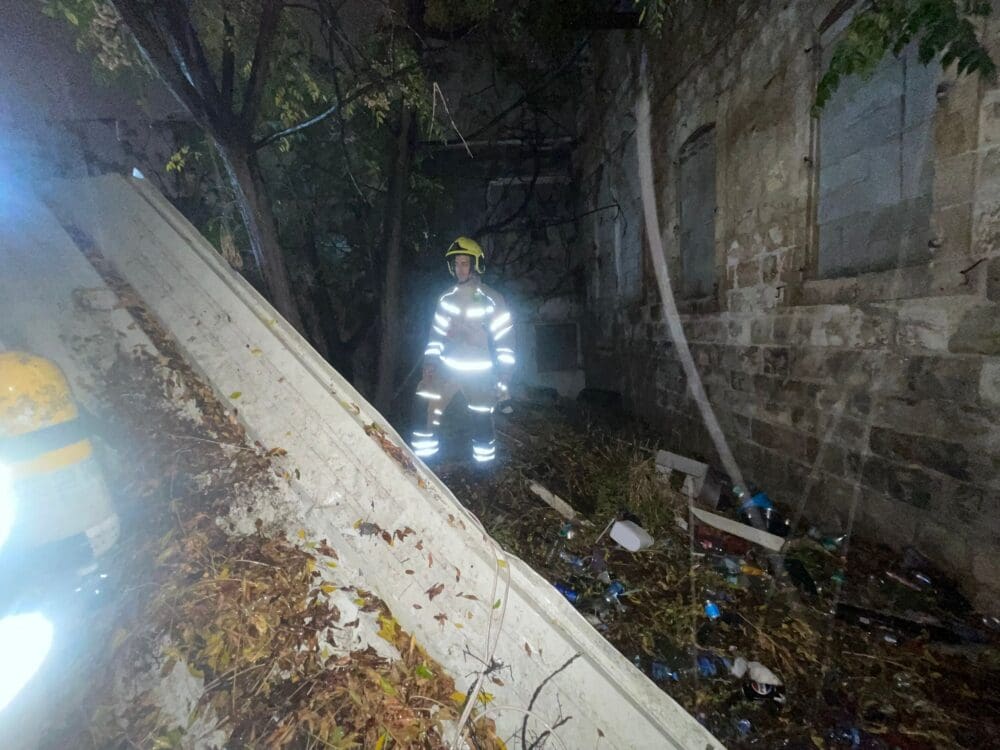 כיבוי שריפה במבנה נטוש ברחוב קיבוץ גלויות בחיפה - 25/11/25 (צילום: כבאות והצלה)