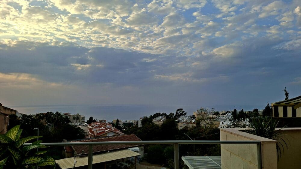 בבית אדגר כיאט - ממרפסת מעונו מבט אל כחול הים וכחול השמים (צילום: רחלי אורבך)