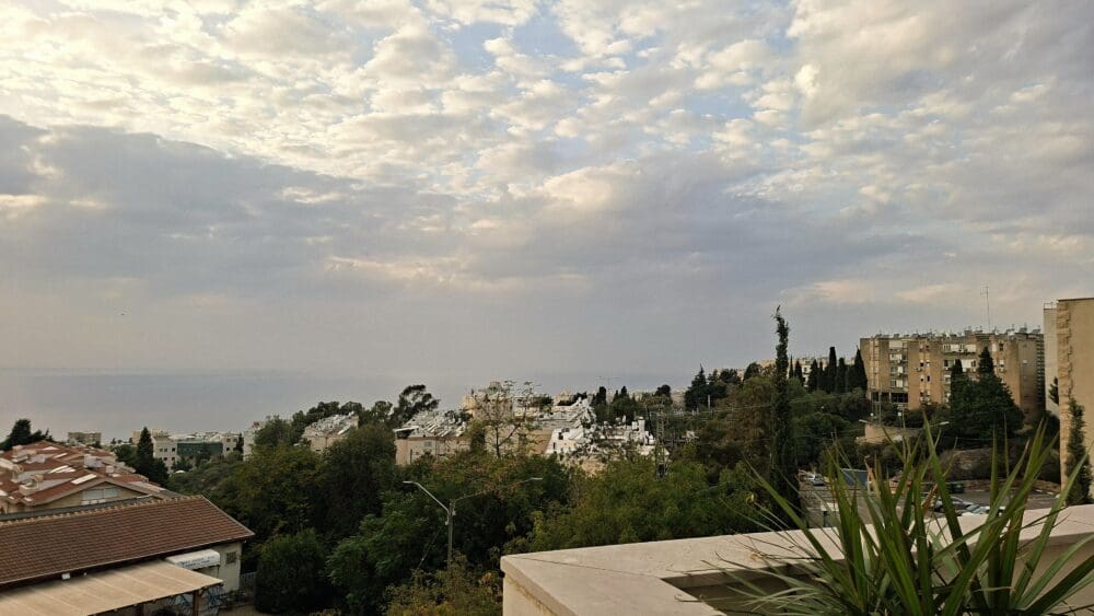 בבית אדגר כיאט - מבט אל הים ממרפסת מעונו (צילום: רחלי אורבך)