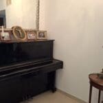 בבית אדגר כיאט – פסנתר היאמהה – פינה של שלווה שמילים אינן יודעות לשאת (צילום: רחלי אורבך)