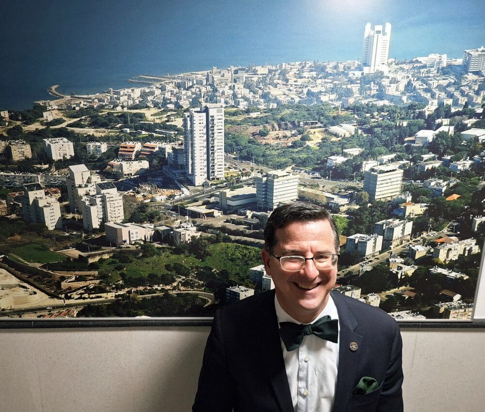 אדגר כיאט - בבית משרדי המשפחה - ברקע צילום בעת ביצוע פרוייקט מגורים בכרמל הצרפתי (צילום: רחלי אורבך)
