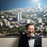 אדגר כיאט – בבית משרדי המשפחה – ברקע צילום בעת ביצוע פרוייקט מגורים בכרמל הצרפתי (צילום: רחלי אורבך)