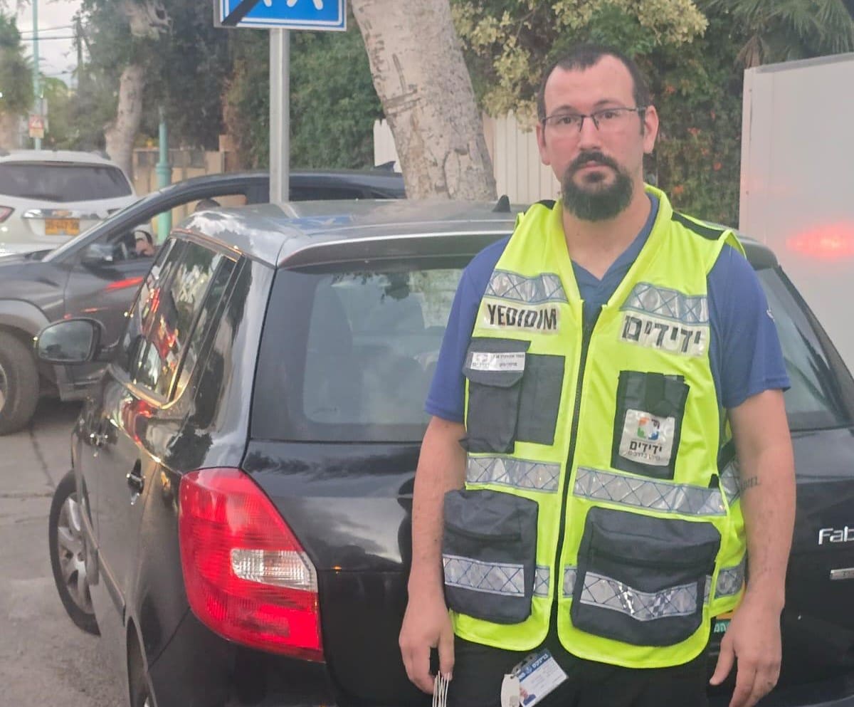 חילוץ מתוך רכב נעול (צילום: ידידים)