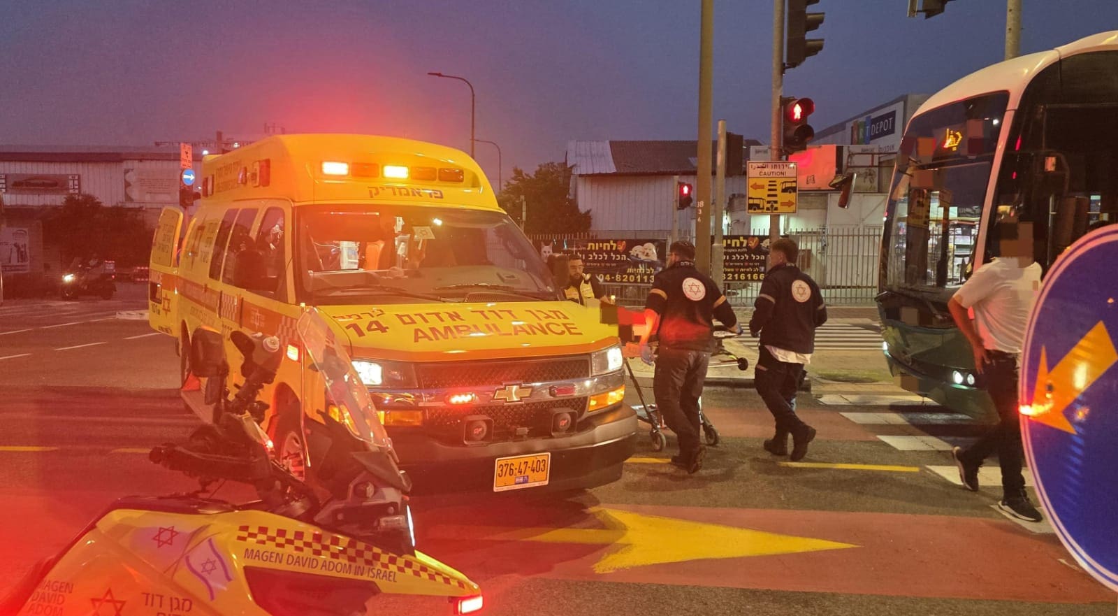 הולכת רגל נפגעה מאוטובוס ברחוב המלאכה בנשר (צילום: מד״א)
