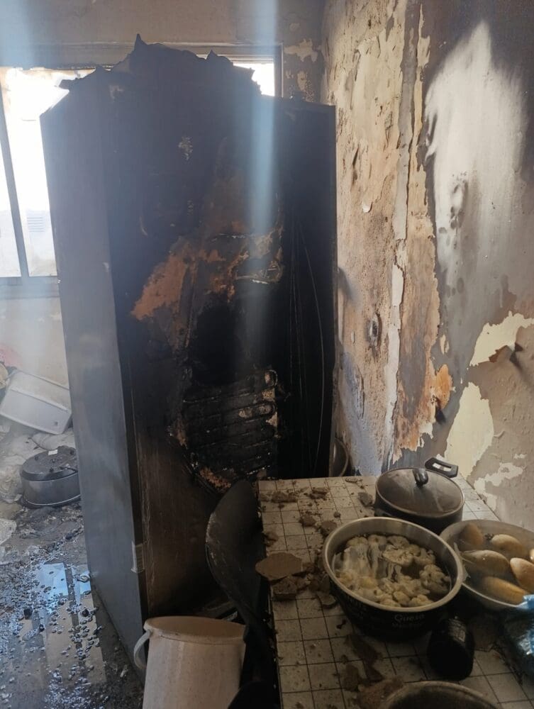 שריפה בדירה בחיפה (צילום: כבאות והצלה)