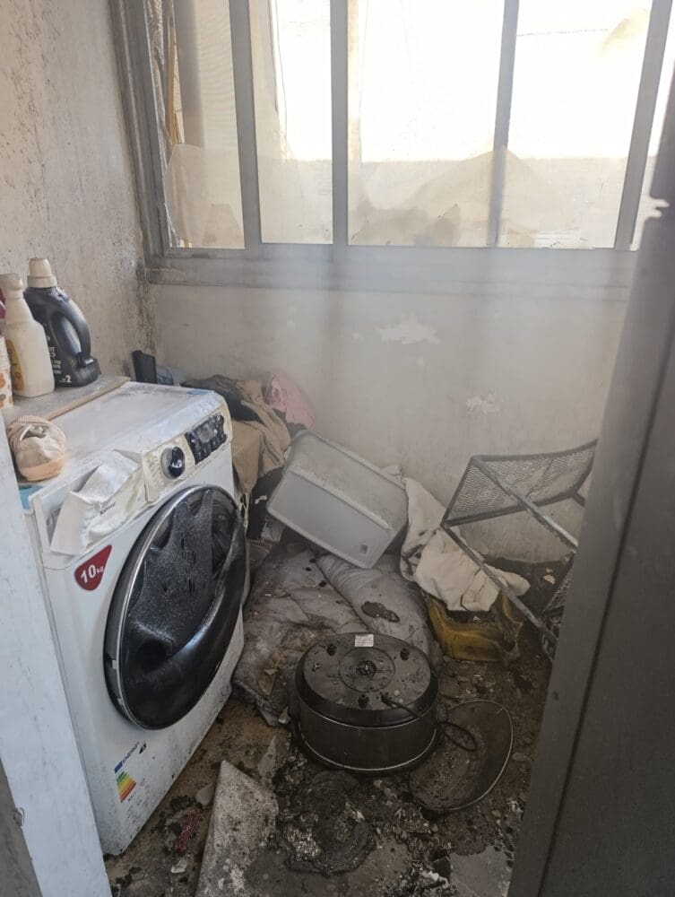 שריפה בדירה בחיפה (צילום: כבאות והצלה)