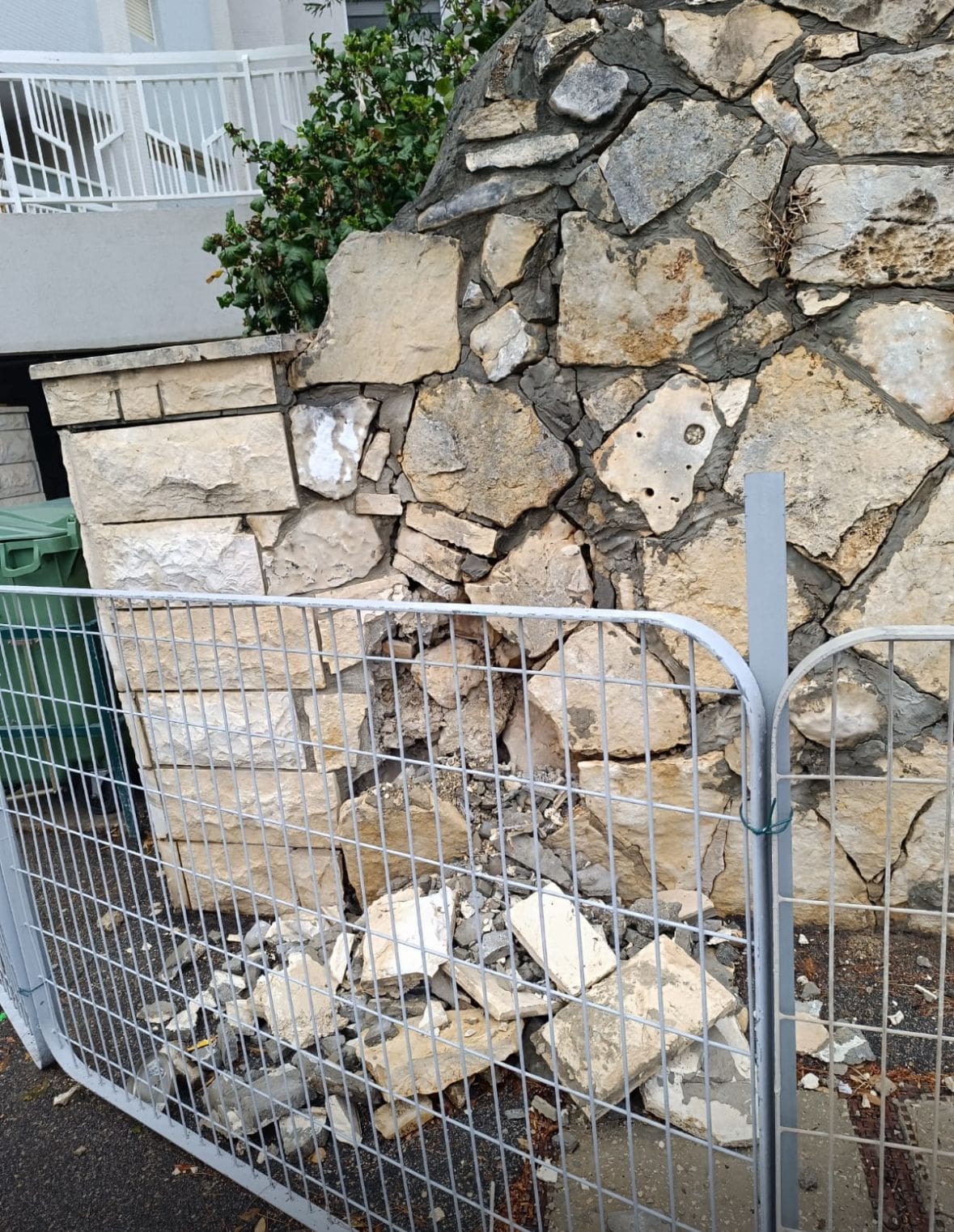 הקיר אחרי נפילת האבנים (צילום: אלבום פרטי)