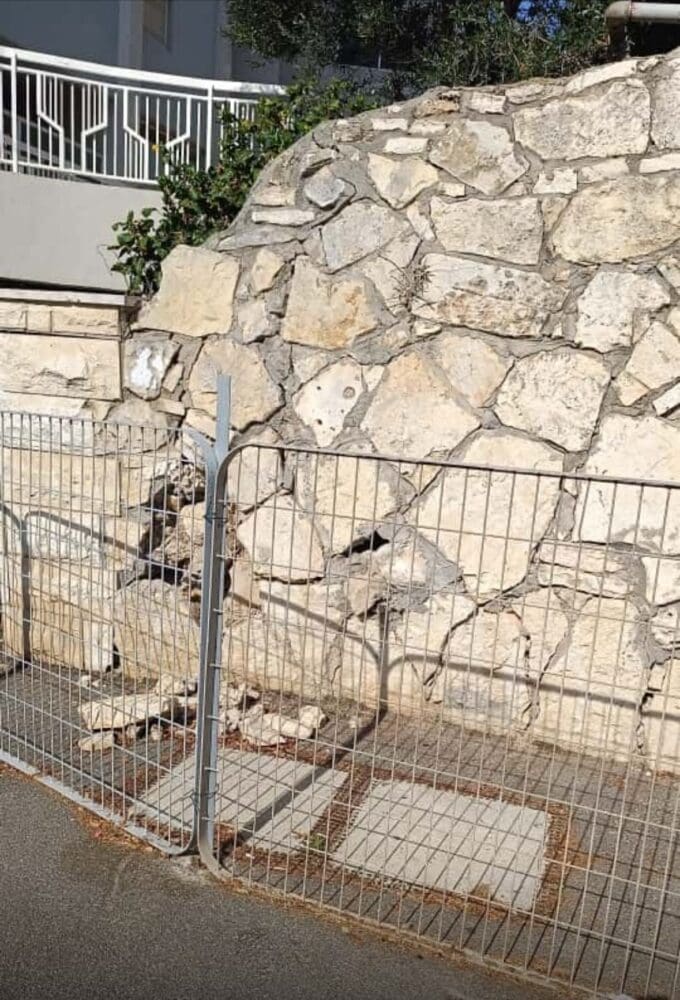 הקיר אחרי נפילה חלקית של אבנים (צילום: אלבום פרטי)