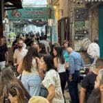השוק של עכו – העיר עכו מתאוששת לאחר המלחמה והתיירים נראים בכל מקום (צילום: ירון כרמי)