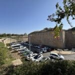 עכו – חניות עמוסות מכוניות בחניון החפיר שסביב החומות – נובמבר 2025 (צילום: ירון כרמי)