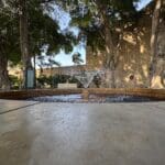עכו – מזרקה בכניסה למתחם אולמות האבירים (צילום: ירון כרמי)