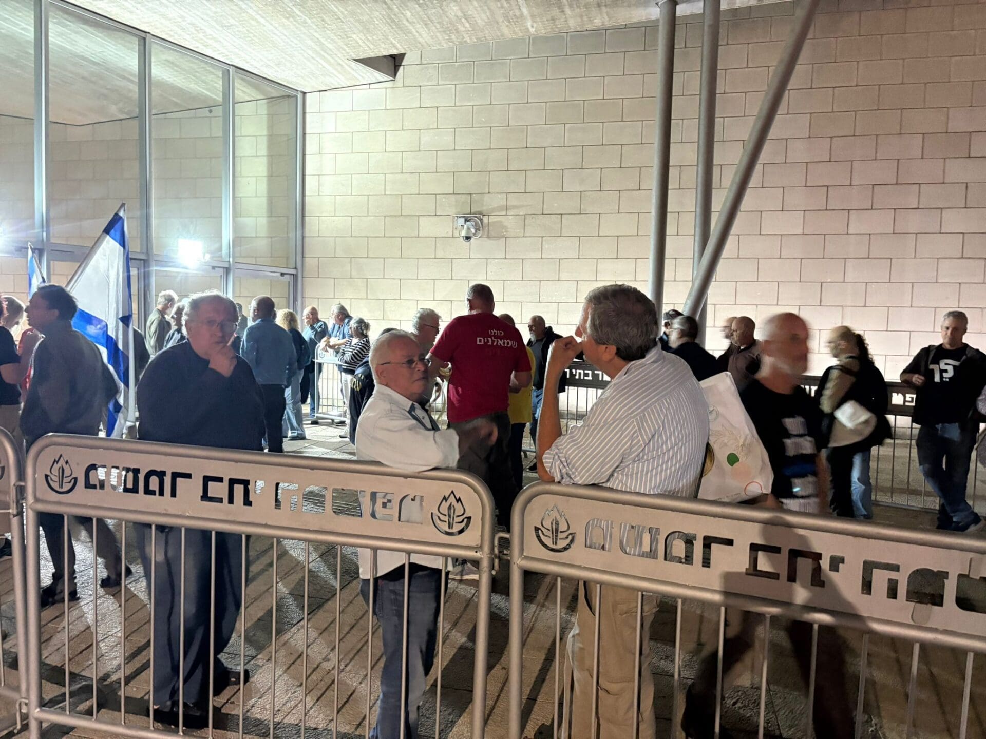 ההפגנה מחוץ לבית המשפט כדי לתמוך בד"ר יבור (צילום: מיכל גרובר)