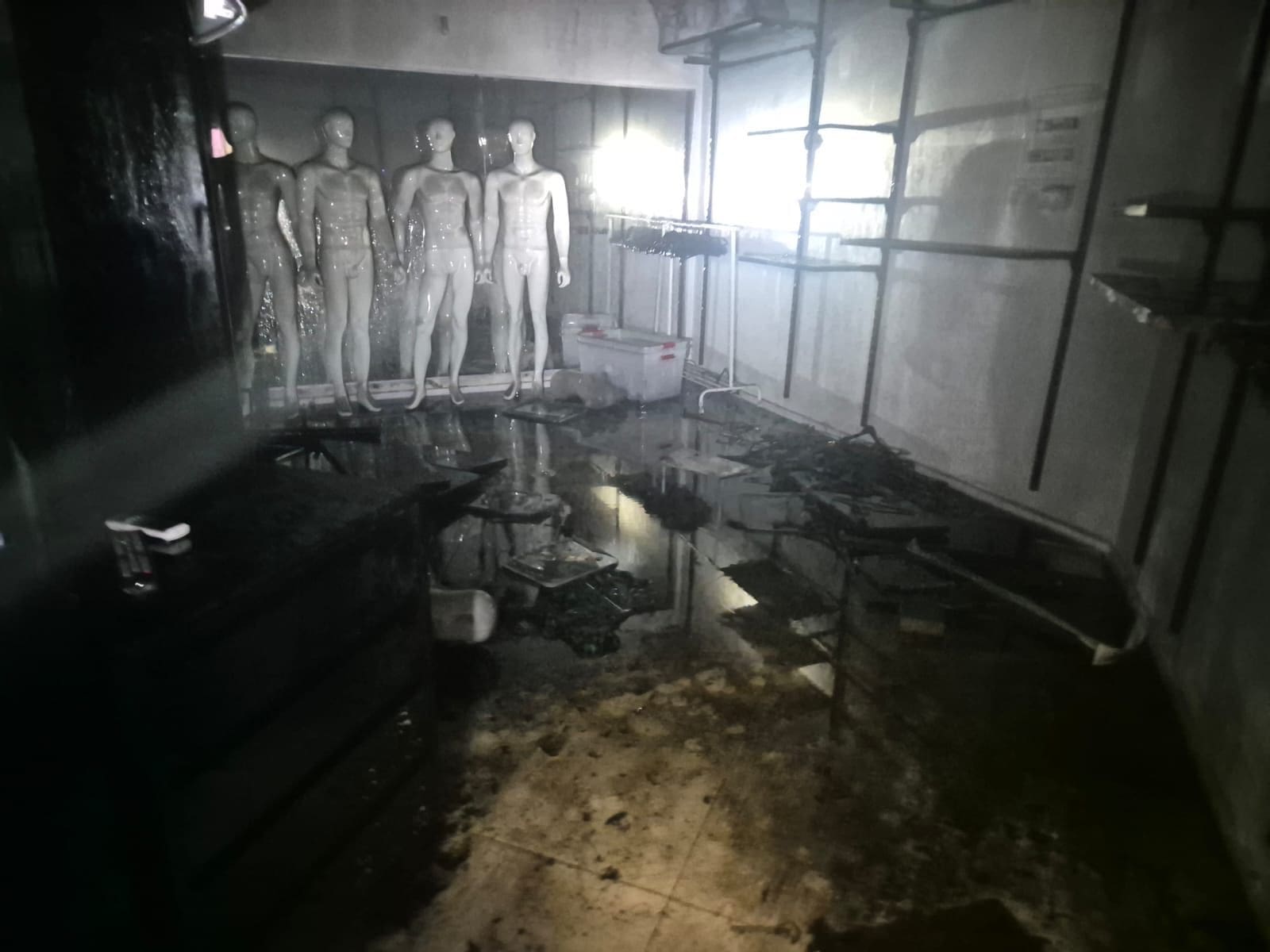 שריפה בחנות בקריית אתא (צילום: כבאות והצלה)