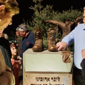 ראש העיר אלי דוקורסקי ליד האנדרטה (צילום: שרון לייבל)
