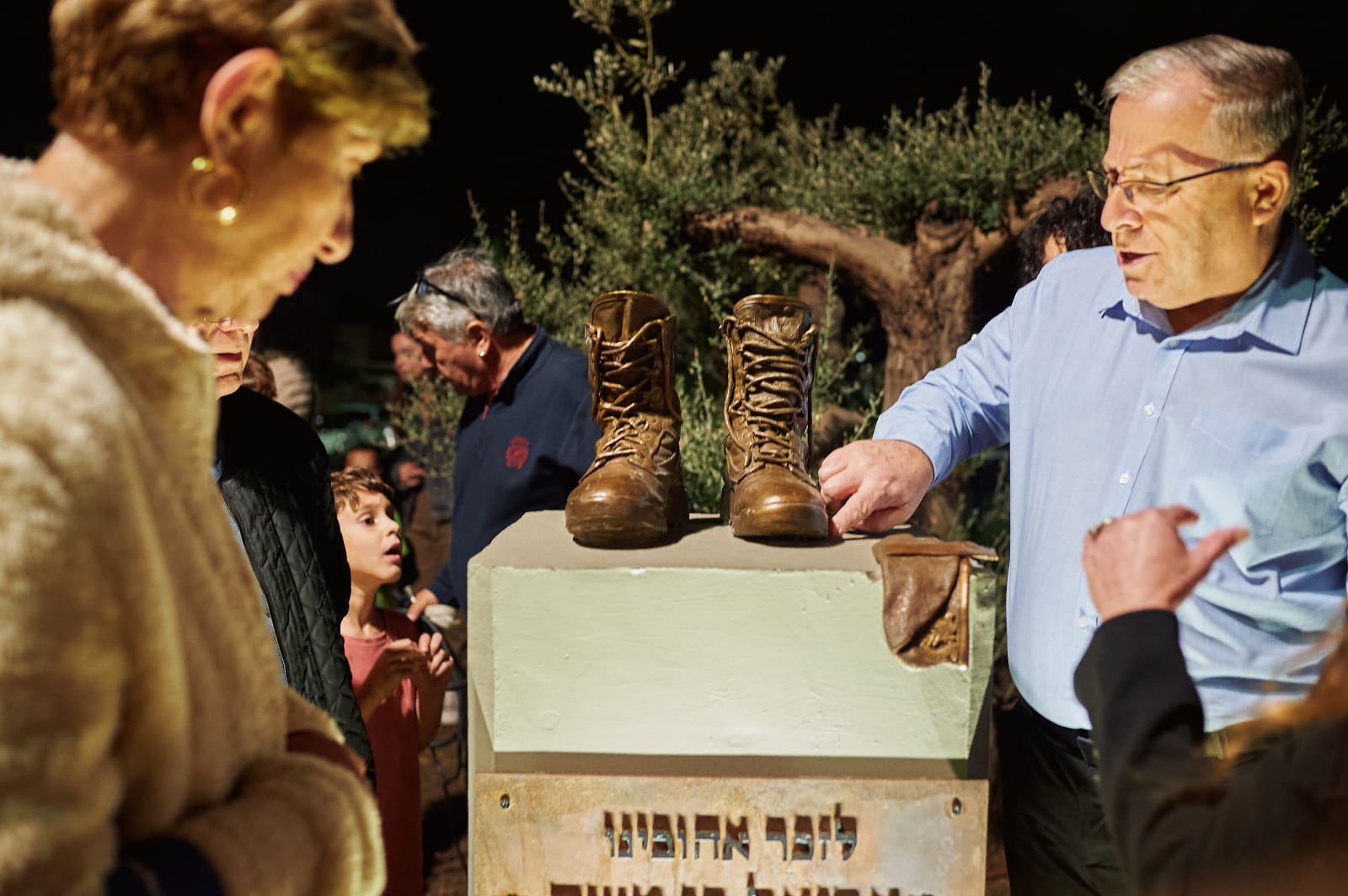 ראש העיר אלי דוקורסקי ליד האנדרטה (צילום: שרון לייבל)