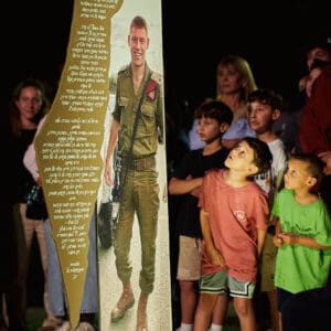 רס״ן אריאל בן משה ז״ל תמונה בגודל טבעי בגן "אריאל" (צילום: שרון לייבל)