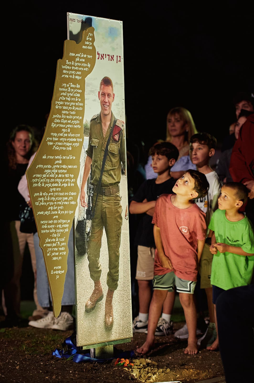 רס״ן אריאל בן משה ז״ל תמונה בגודל טבעי בגן "אריאל" (צילום: שרון לייבל)