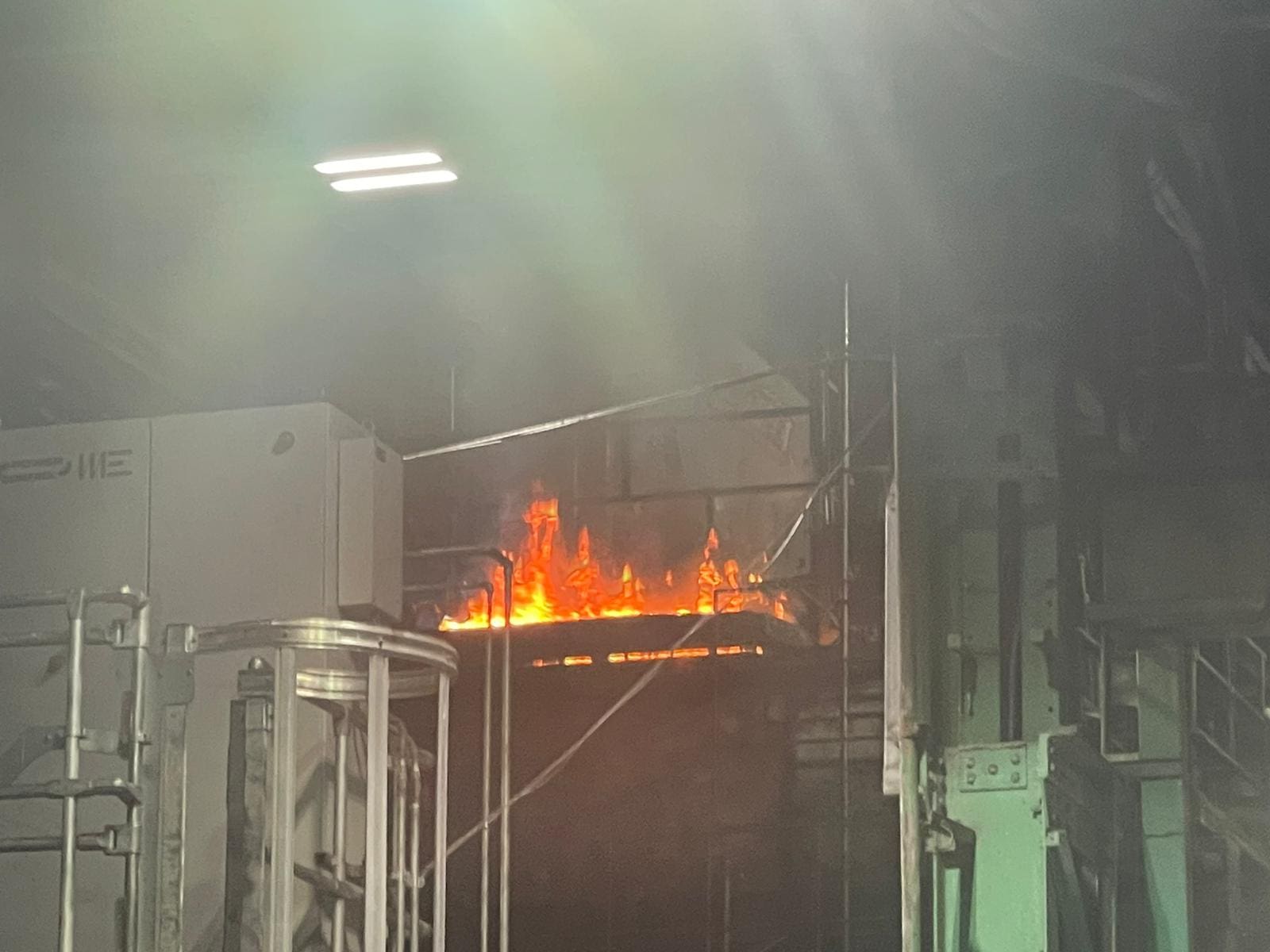 שריפה במפעל ברחוב נחום חת בחיפה (צילום: כבאות והצלה)