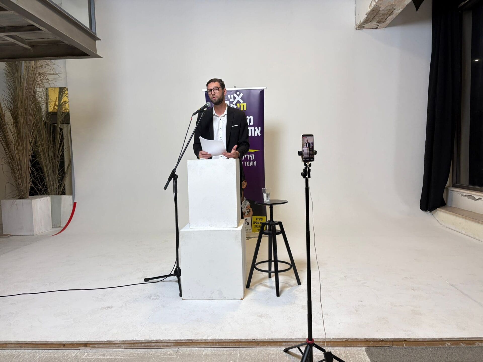 חבר המועצה קיריל קארטניק במסיבת העיתונאים (צילום: מיכל גרובר)