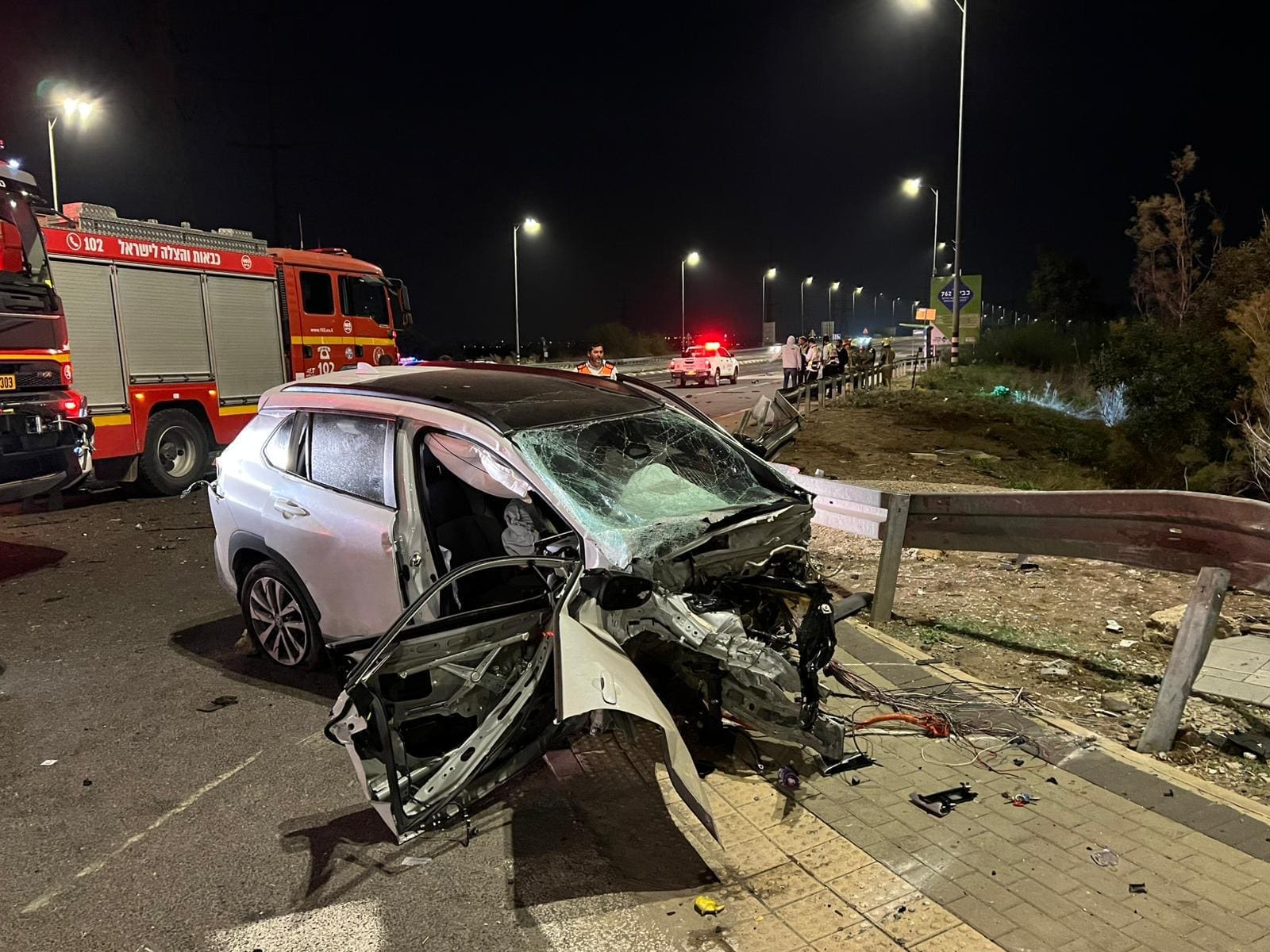 תאונת דרכים קטלנית לייד כפר חסידים - מספר כלי רכב נמעכו (צילום: מד״א)
