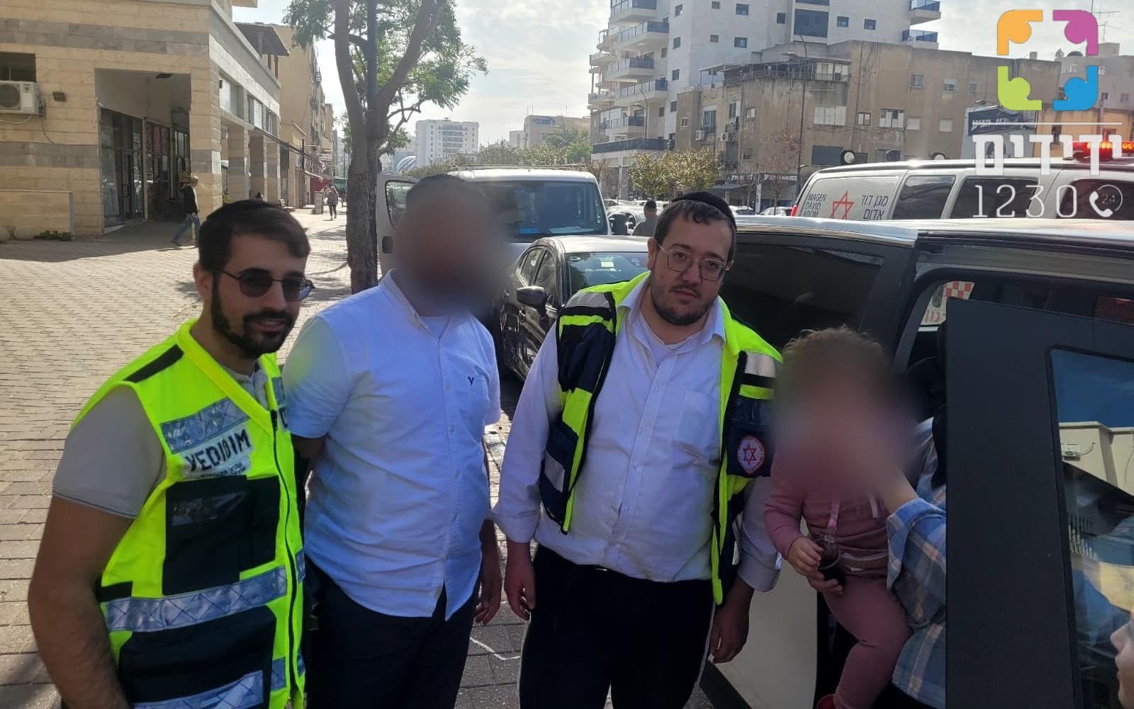 חילוץ פעוטה שננעלה ברכב בקריית אתא (צילום: ידידים)
