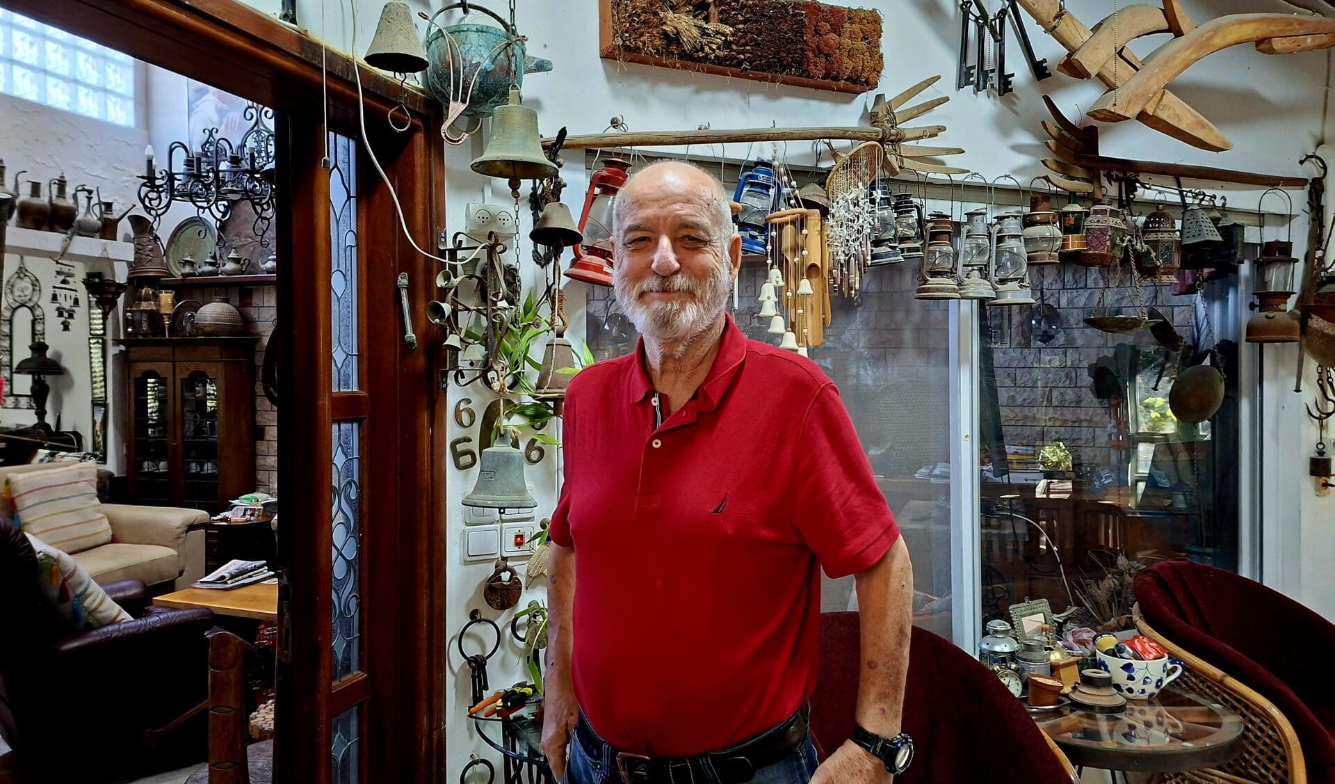 משה צמרת - במבואת מעונו, עתיר מזכרות תבל (צילום: רחלי אורבך)