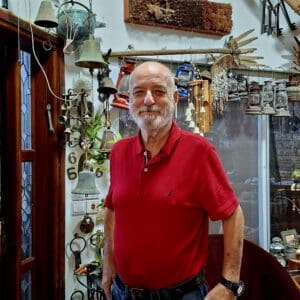 משה צמרת – במבואת מעונו, עתיר מזכרות תבל (צילום: רחלי אורבך)