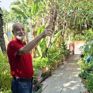 משה צמרת – שעות רבות של גינון מניבות חצר ירוקה ומלבלבת (צילום: רחלי אורבך)
