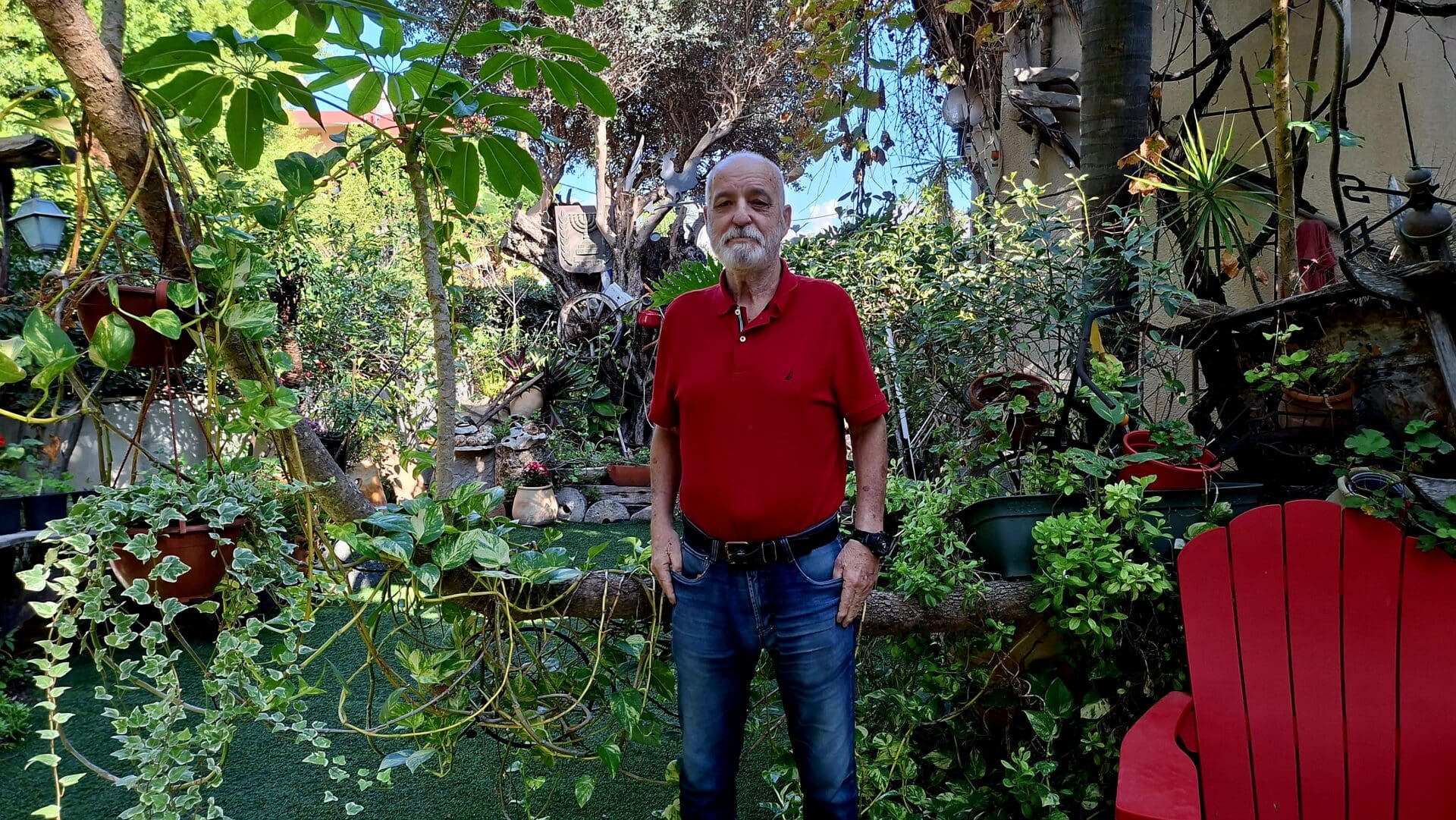 משה צמרת - גינתו של בעל "האצבעות הירוקות" (צילום: רחלי אורבך)