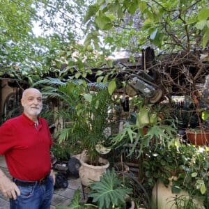 משה צמרת – בחצר מעונו (צילום: רחלי אורבך)