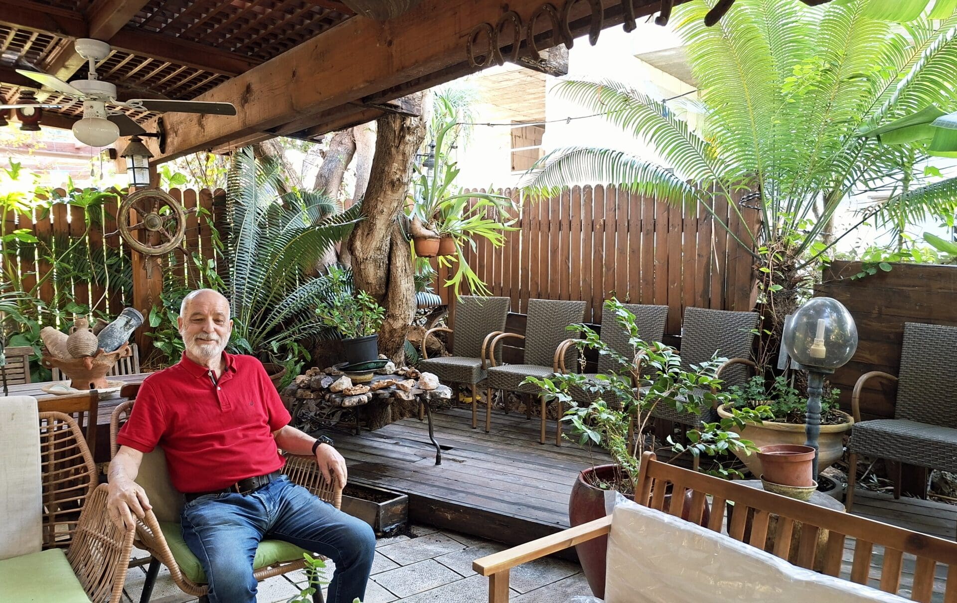 משה צמרת - פינת מרגוע אשר בחצר הבית (צילום: רחלי אורבך)