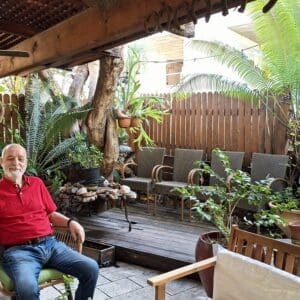 משה צמרת – פינת מרגוע אשר בחצר הבית (צילום: רחלי אורבך)