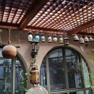 בחצר בית משה צמרת – פינת מרגוע ושלל אוספים מרחבי תבל (צילום: רחלי אורבך)