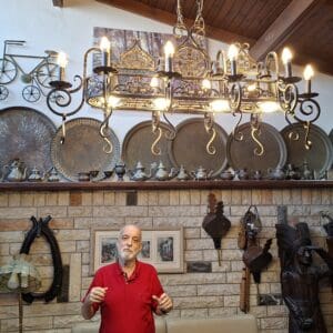 משה צמרת – מספר מה היה ייעודו של כל פריט ומה גרם לו לשאת אותו הביתה, אל מקדש חייו (צילום: רחלי אורבך)