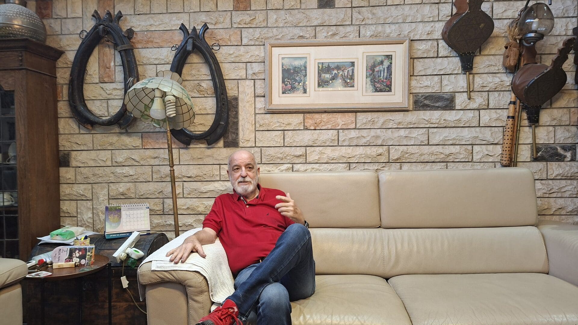 משה צמרת - מכאן ניתן להשקיף אל הגן המשתרע בחוץ ואל המרחב הפנורמי (צילום: רחלי אורבך)