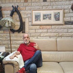 משה צמרת – מכאן ניתן להשקיף אל הגן המשתרע בחוץ ואל המרחב הפנורמי (צילום: רחלי אורבך)