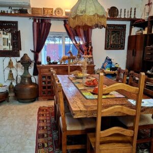 בבית משה צמרת – חדר האוכל ואוספי תבל (צילום: רחלי אורבך)