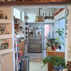 בבית משה צמרת – מבט מחדר האוכל אל המטבח (צילום: רחלי אורבך)