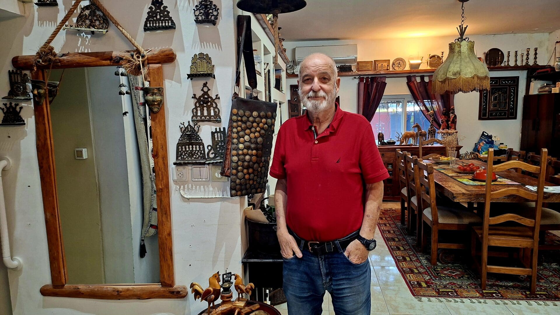 משה צמרת - לצד פרטי אוספים שונים (צילום: רחלי אורבך)
